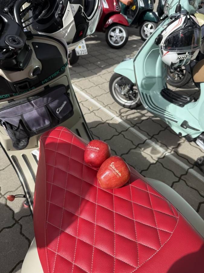 Äpfel mit dem Vespa Logo aus dem Alten Land